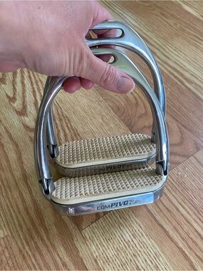 Stainless Steel Riding Stirrups - Silver with Pads